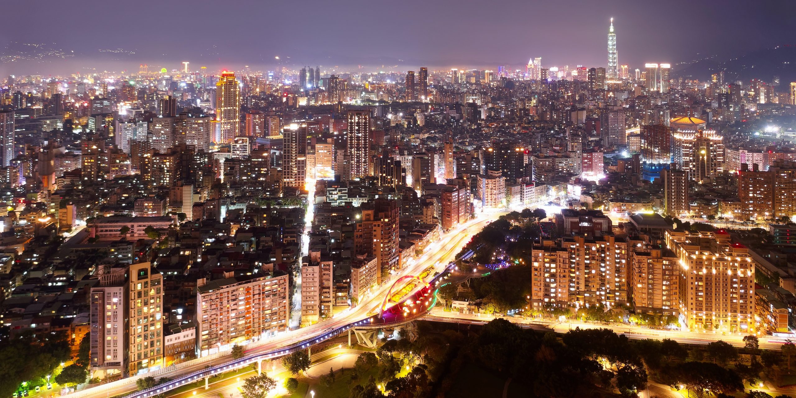 Ciudad iluminada en la noche