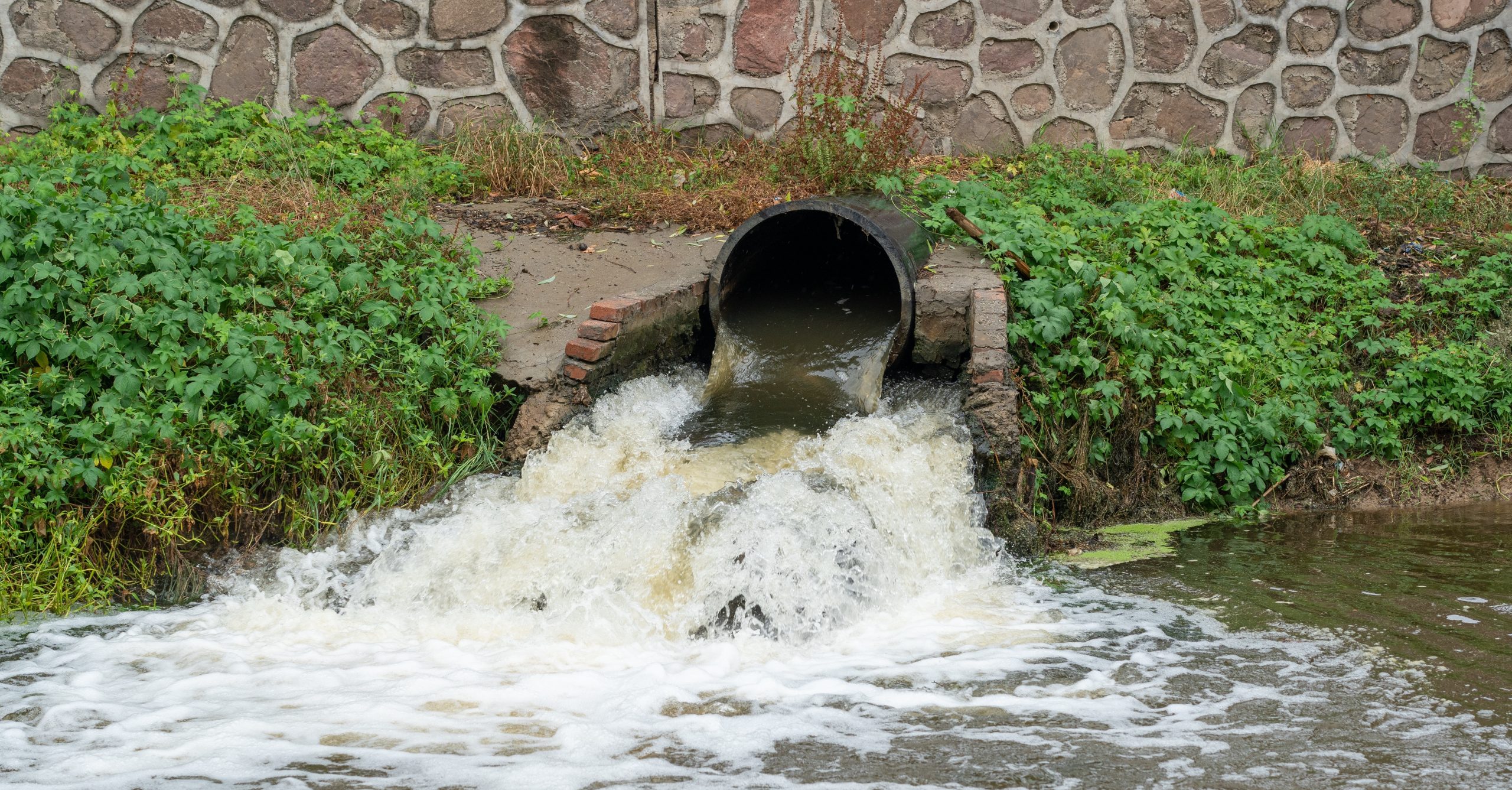 Aguas residuales son vertidas por una tubería