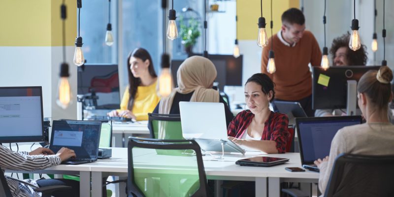 Personas conviviendo en una oficina