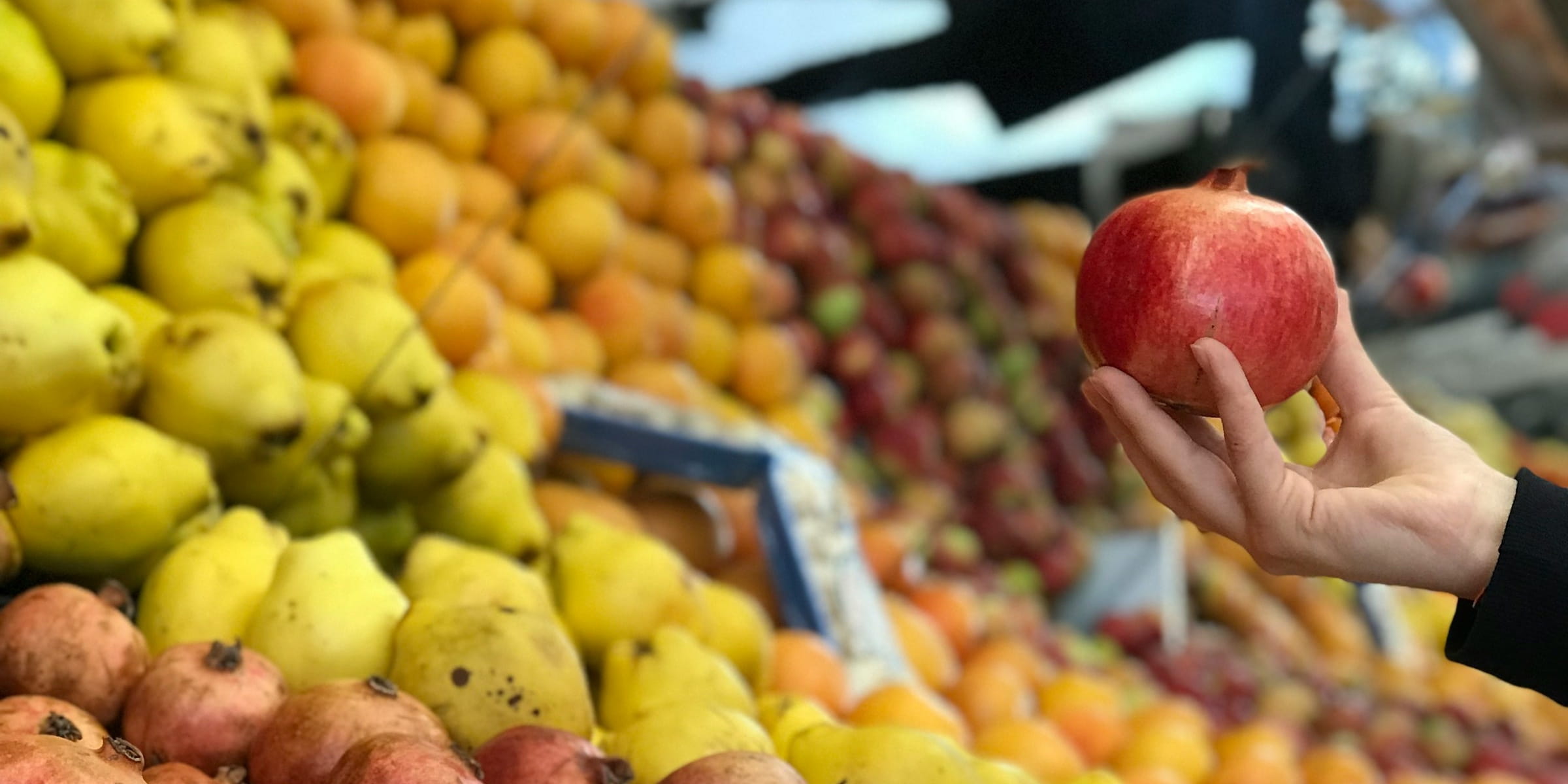 Una persona compra frutas.