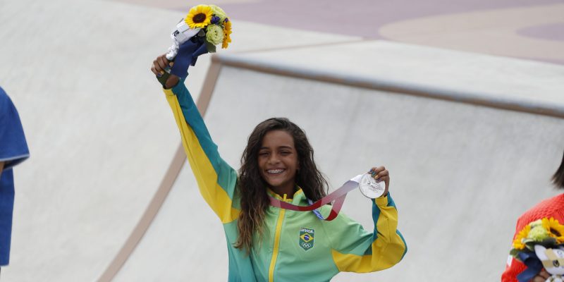 Atleta brasileña recibiendo un premio