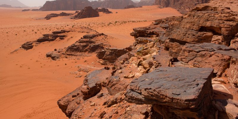 Paisaje árido en el desierto de Wadi Rum, Jordania.