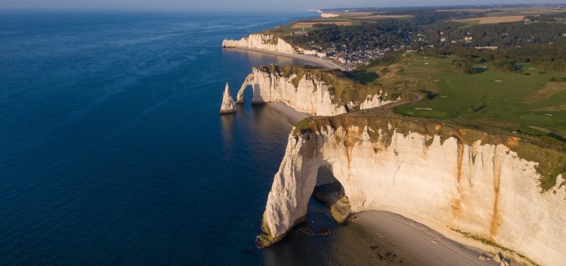 Vista aérea de los acantilados costeros de Etretat en Normandía, Francia.