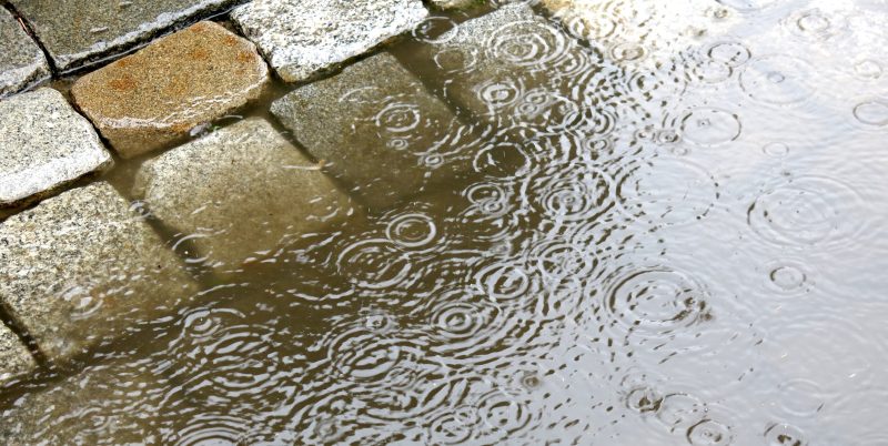 Gotas de lluvia en rocas