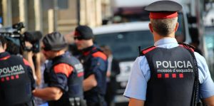 Policías realizando un servicio público en la calle.