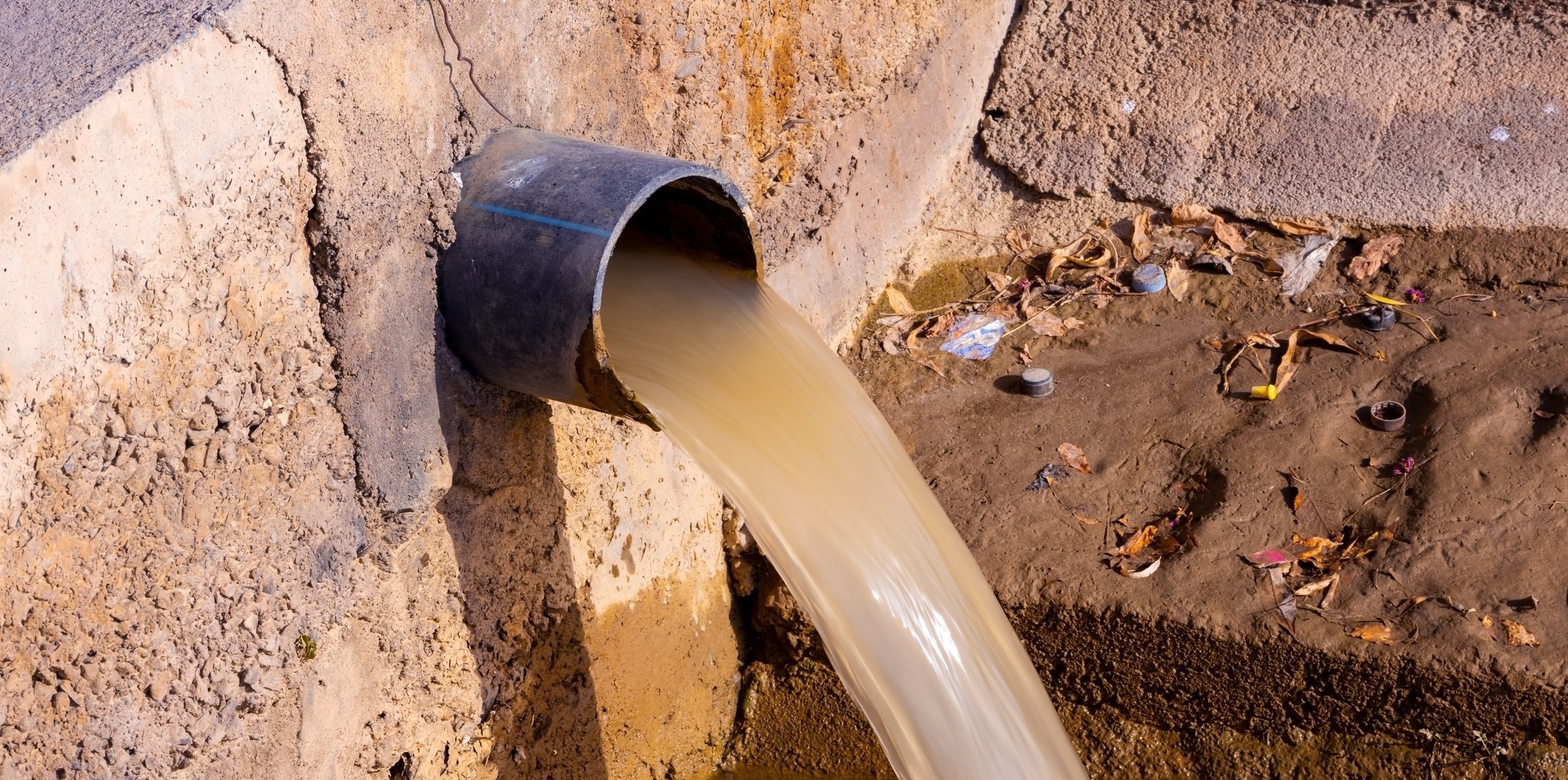 Un desagua vierte aguas contaminadas.