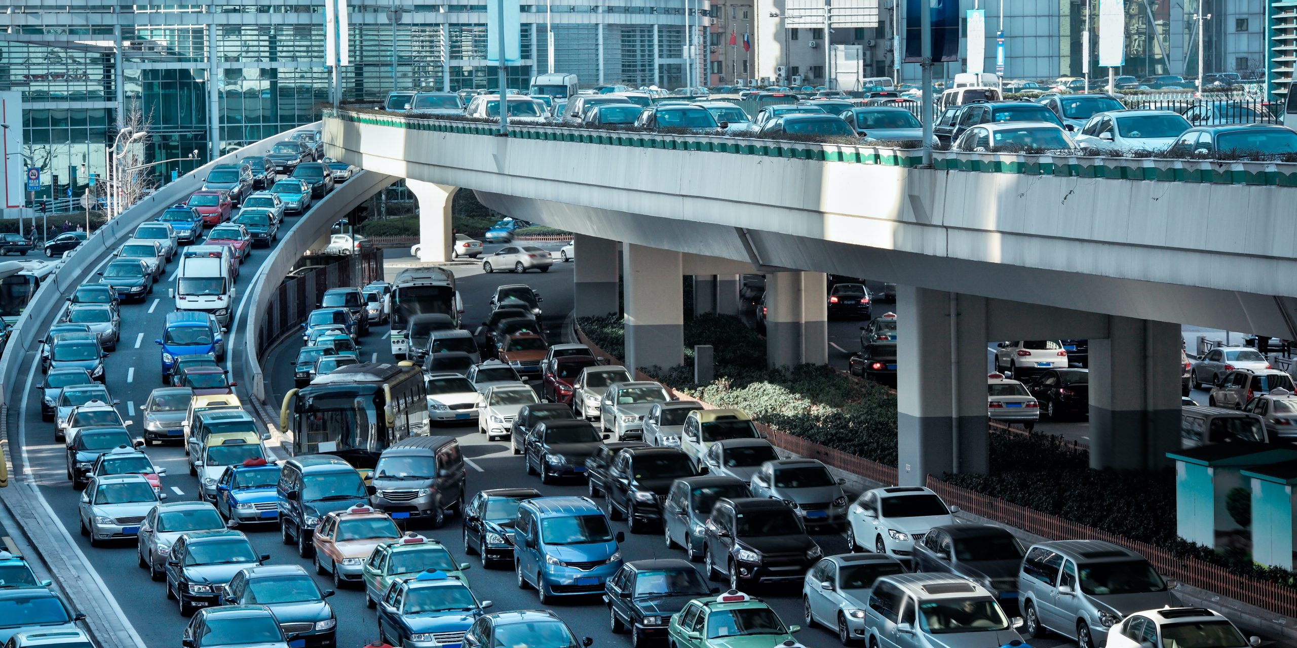Una autopista llena de automóviles.