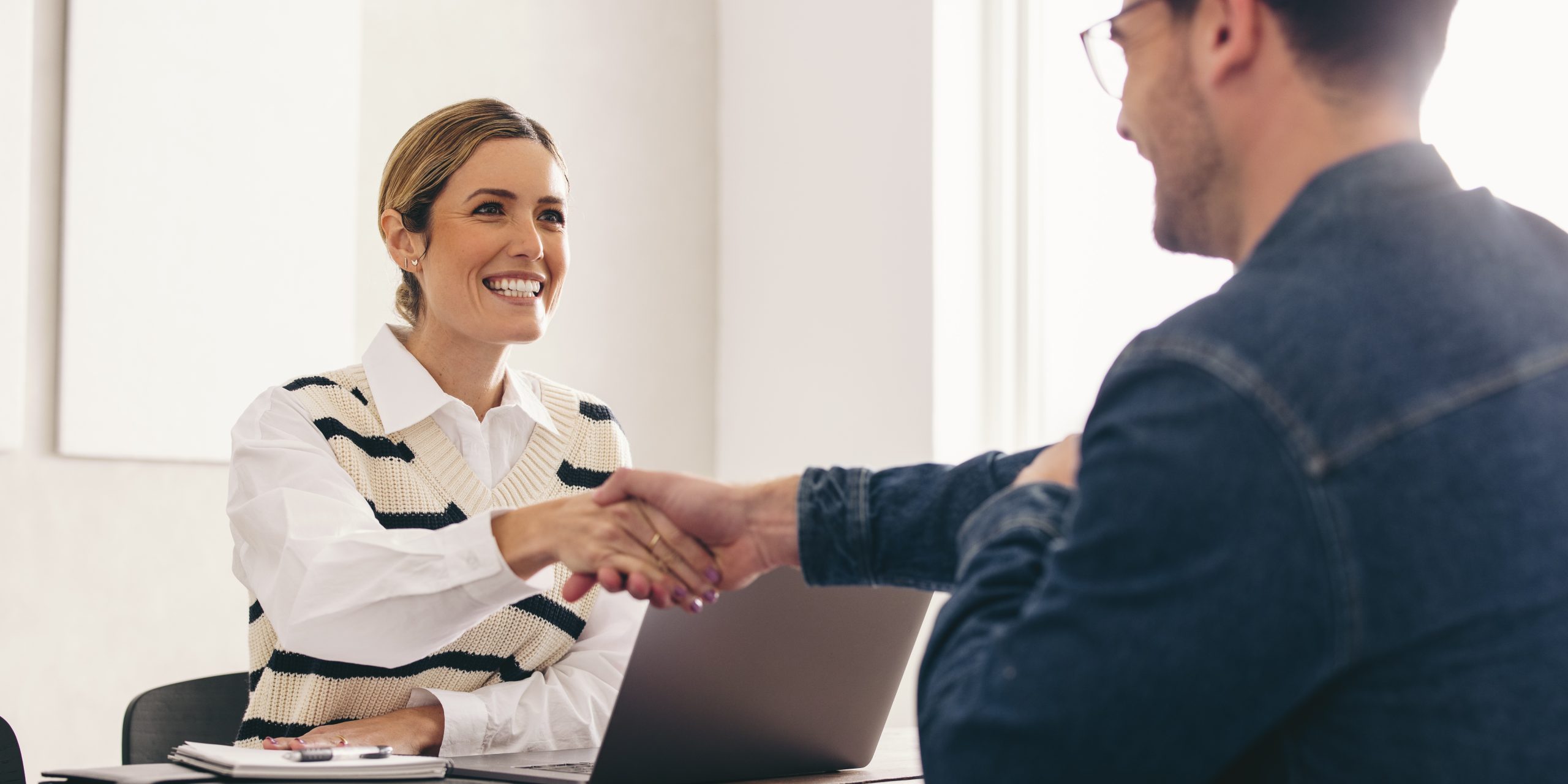 Una administrativa de recursos humanos contrata personal.