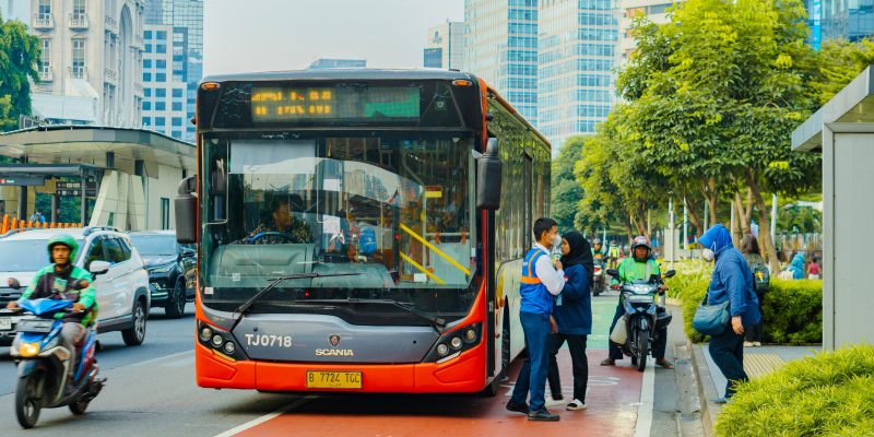 Tranporte público en una calle de Yakarta, Indoneasia.