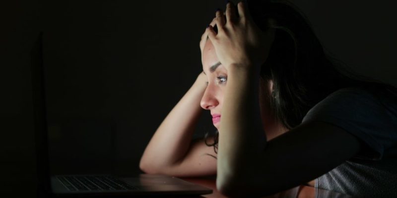 مخاطر ومخاطر الاكتئاب العاطفي لوسائل التواصل الاجتماعي