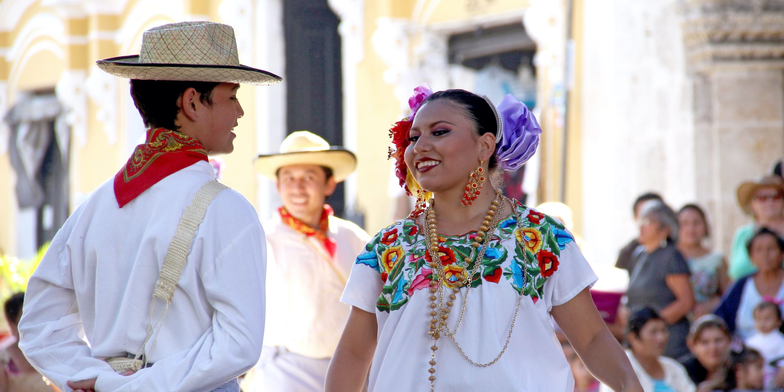 Dos jóvenes mayas bailando