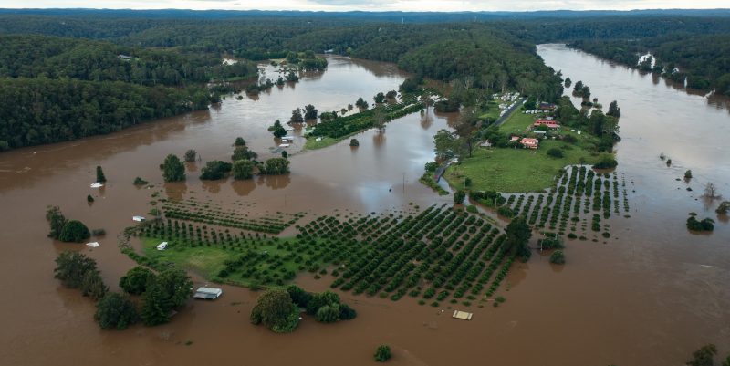 Foto de un área rural inundada.
