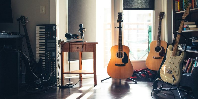 Guitarras al lado de una mesa pequeña