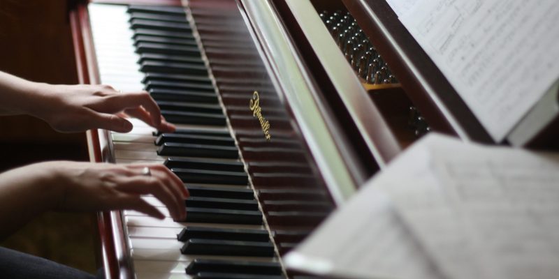 Persona tocando el piano