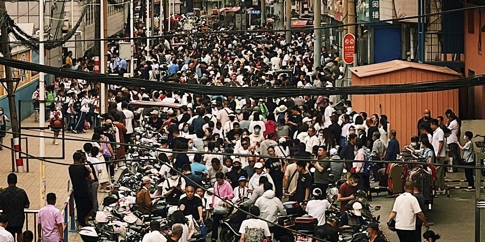 Las personas llenan la calle