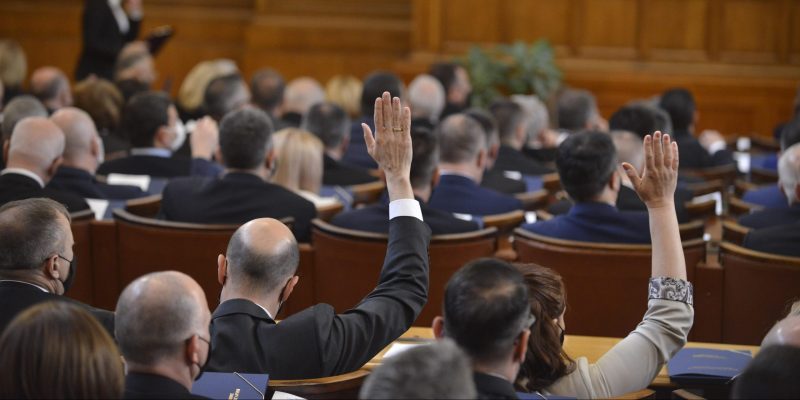 Miembros de una asamblea nacional votando