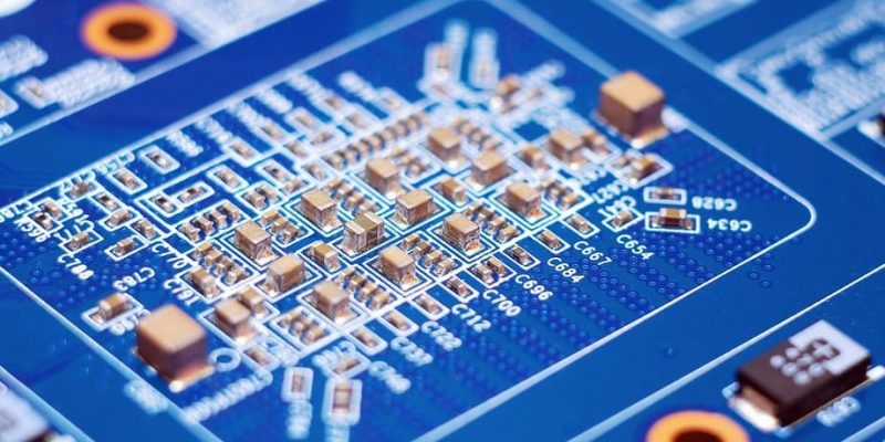 Bandera De Estados Unidos Y China En La Cpu De La Computadora. Crisis De  Guerra De Chips, Fábrica Mundial De Tecnología De Semiconductores Que Lucha  Contra La Batalla De Suministro Por La