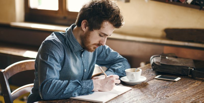 Hombre escribiendo.