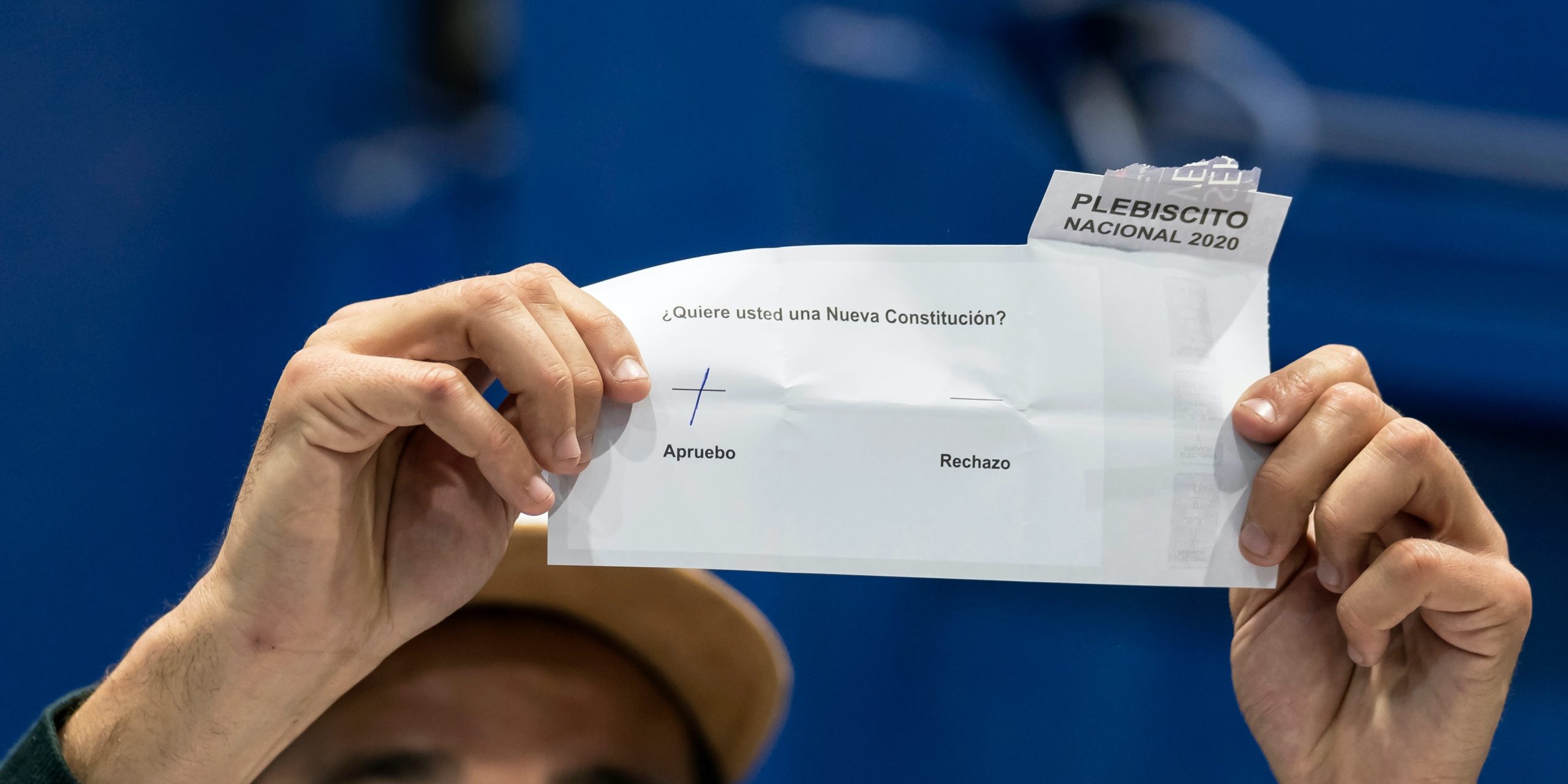 Una persona sostiene un voto de plebiscito nacional de Chile de 2020.