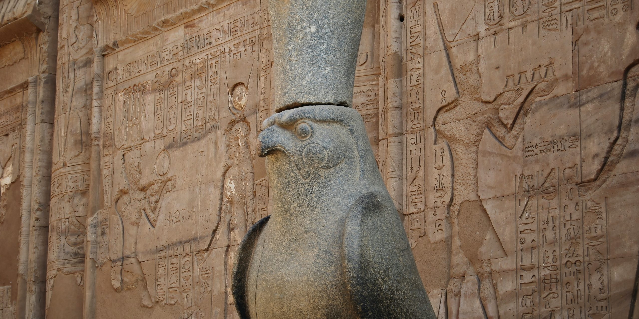 Estatua del dios egipcio Horus