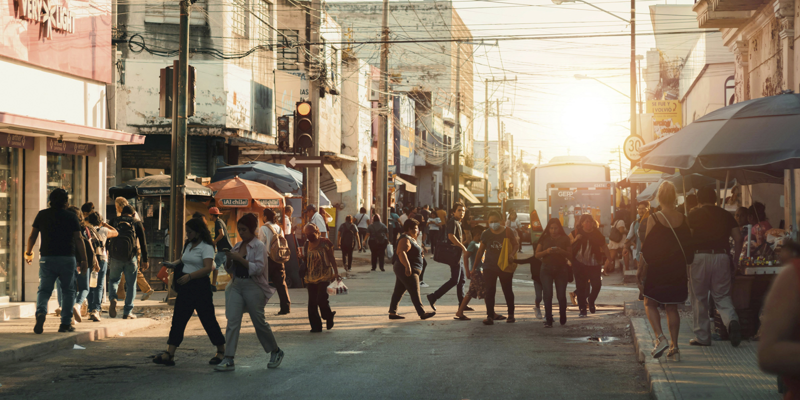 Las personas caminan por la calle.