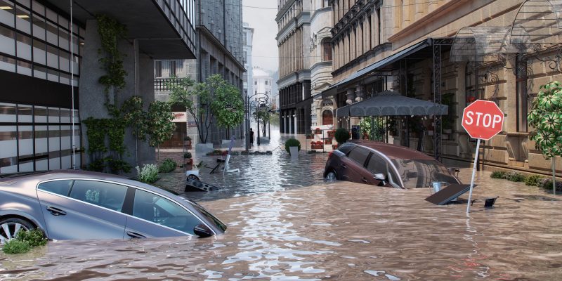 Calle inundada en Europa por fuertes tormentas.