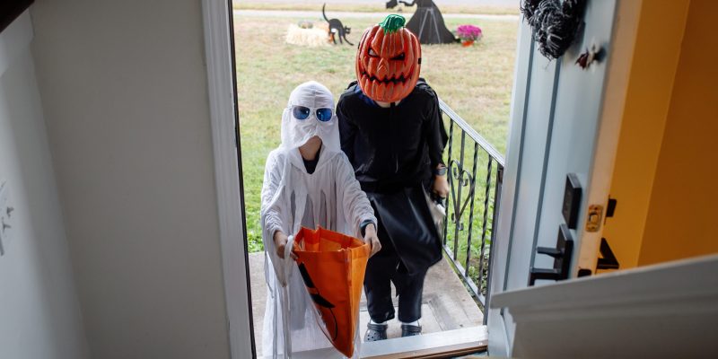 Niños pidiendo dulces en Halloween