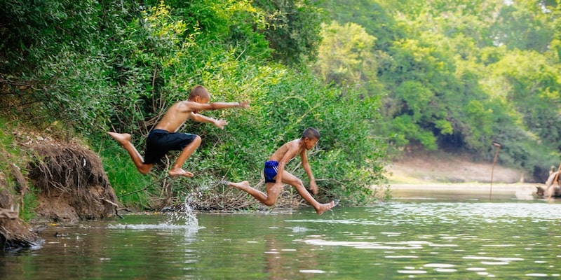 Los niños juegan en el agua con espontaneidad.