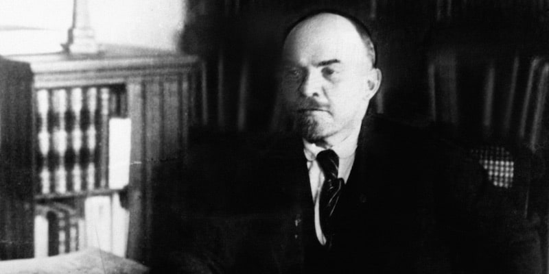 Lenin en su estudio, fue un pensador y político influyente.