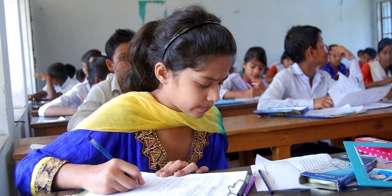 Una niña estudia en una institución educativa laica