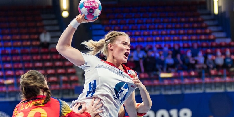 La jugadora de balonmano Veronica Kristiansen se prepara para anotar.