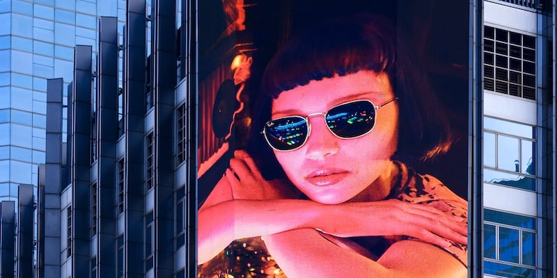 El insight es utilizado en un cartel publicitario que muestra a una mujer con lentes de sol.