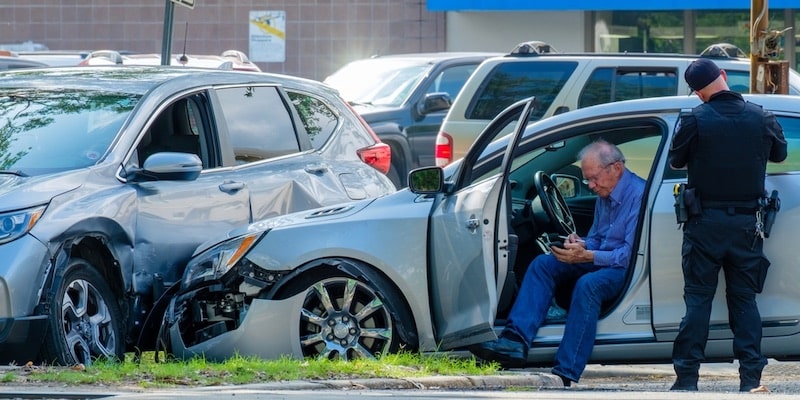 La irresponsabilidad llevó a un hombre a chocar contra un automóvil estacionado