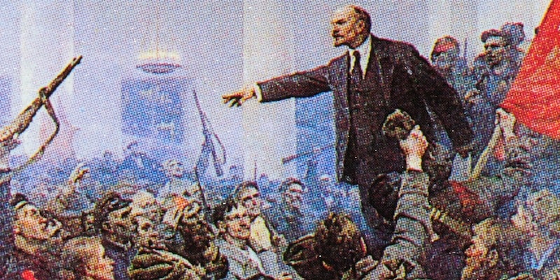 Lenin proclama el poder soviético en el Instituto Smolny, en la pintura de Vladimir Serov.