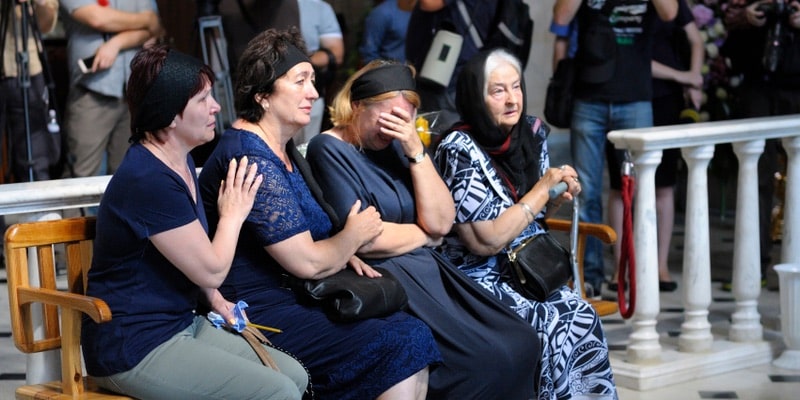 Un grupo de mujeres llora en un momento de tristeza.