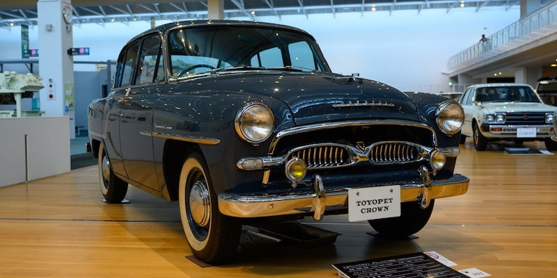 Un automóvil antiguo en el museo Toyota de Japón.