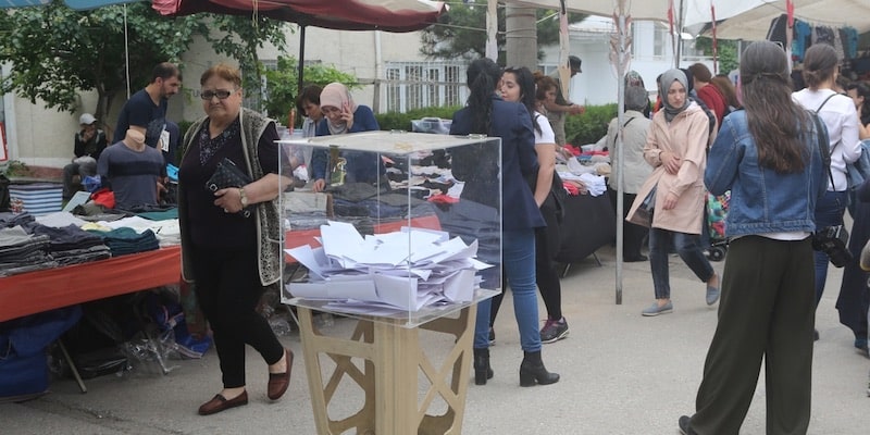 Una urna en un mercado recoge la opinión pública de los transeúntes.