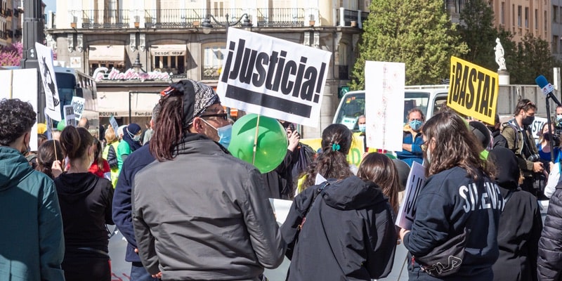 Un grupo de manifestantes sostiene carteles y pide justicia en las calles