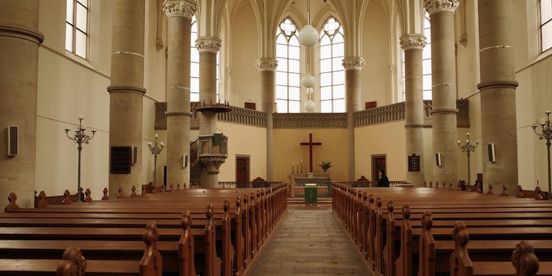 Una iglesia protestante con una cruz detrás del altar.