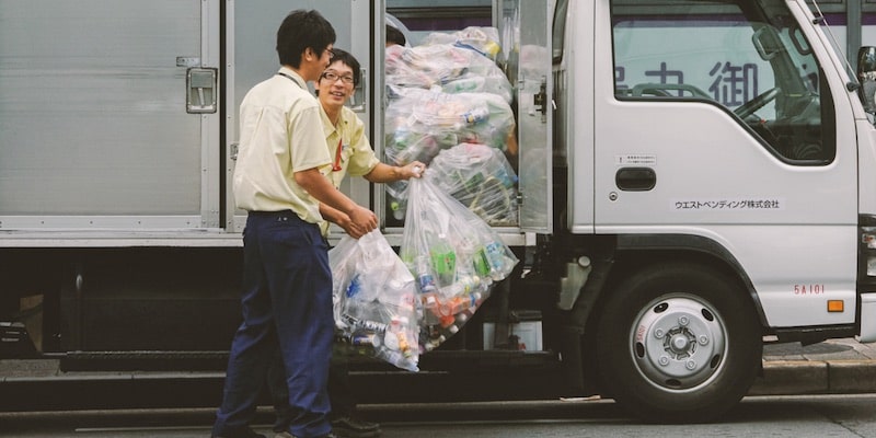 Los trabajadores recogen los materiales reciclables.
