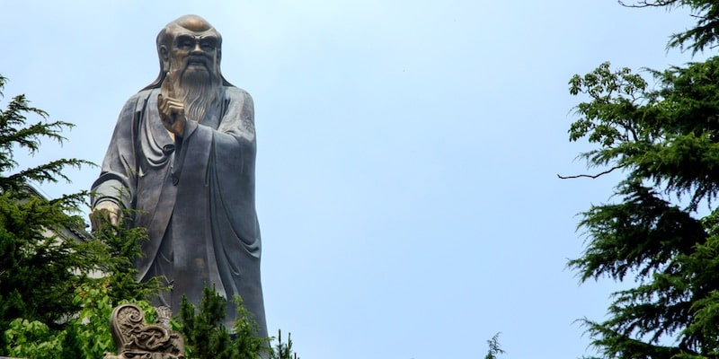 Lao-tse es recordado con un gran monumento en medio del bosque.