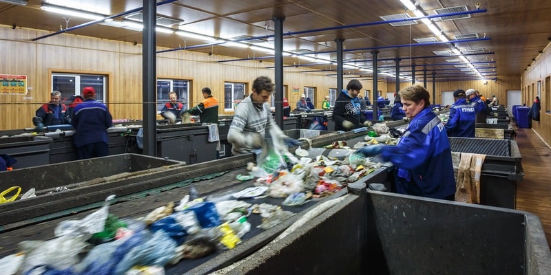 Los operarios separan los desechos para prepararlos para el reciclaje.