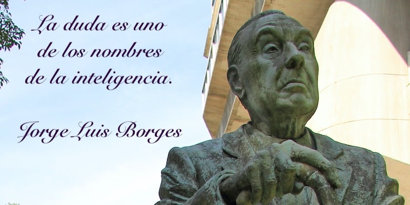 Una escultura del escritor Jorge Luis Borges se muestra junto a uno de sus aforismos.
