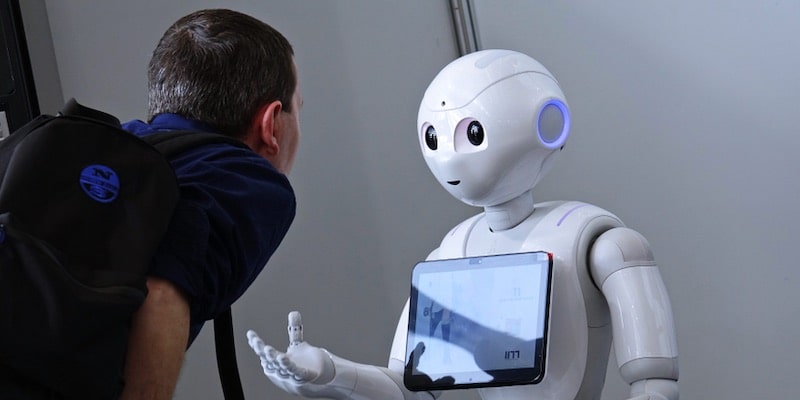 Un hombre recurre a un robot que utiliza inteligencia artificial.