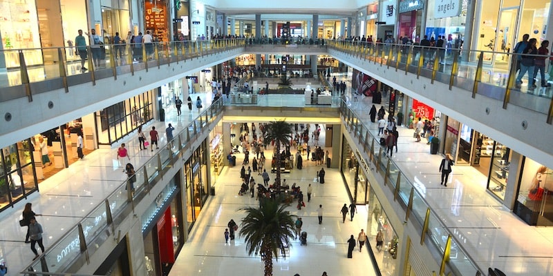 Las personas pasean por un centro comercial.