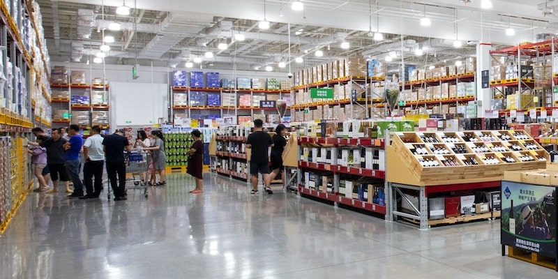 Los clientes miran los productos en un supermercado al por mayor.