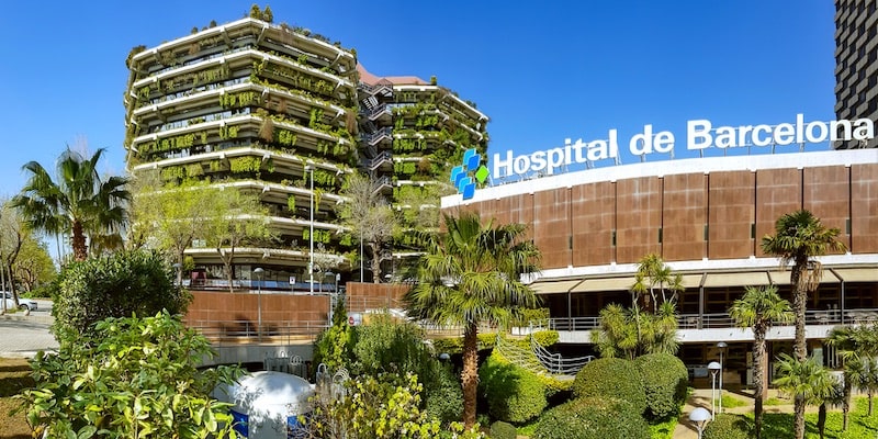 Un hospital con conciencia ecológica colabora con el equilibrio ambiental a través de plantas en sus instalaciones.
