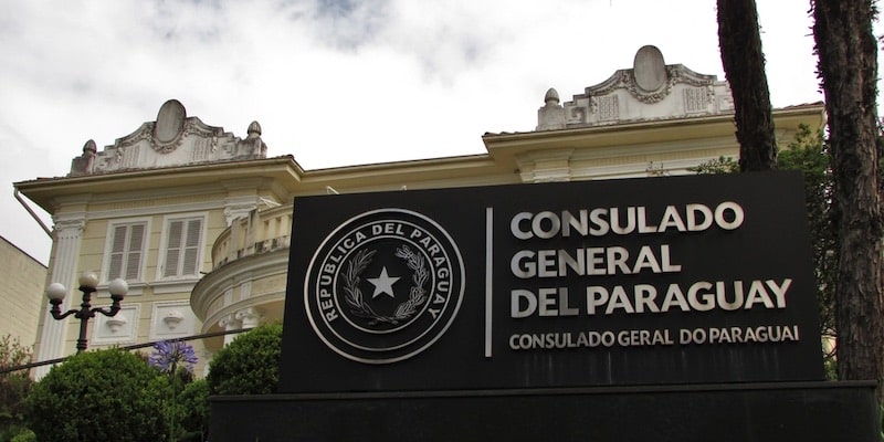 El consulado de Paraguay está ubicado en una casona con jardín.