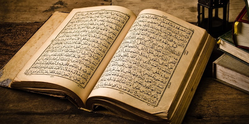 En las páginas del Corán puede verse la escritura árabe.