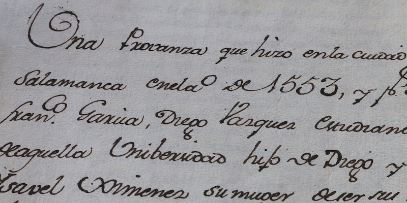 Un manuscrito español del siglo dieciséis está escrito en cursiva.